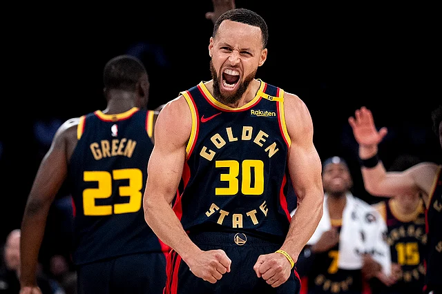 NBA 2024-25: Golden State Warriors guard Stephen Curry reacts to scoring a three point basket | Photo: AP/Angelina Katsanis